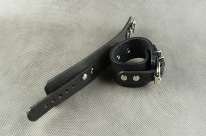 Узкие наручники с застежкой на ремне