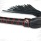 Черная плеть с петлей и контрастной красной строчкой - 45,7 см.