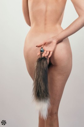 Серебристая анальная пробка с черным хвостом Galaxy