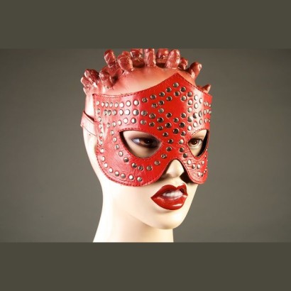 Красная маска-очки с фурнитурой в виде заклепок