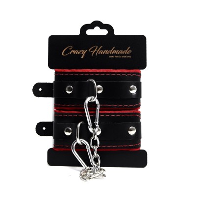 Черные наручники с красной подкладкой, строчками и скругленными ремешками